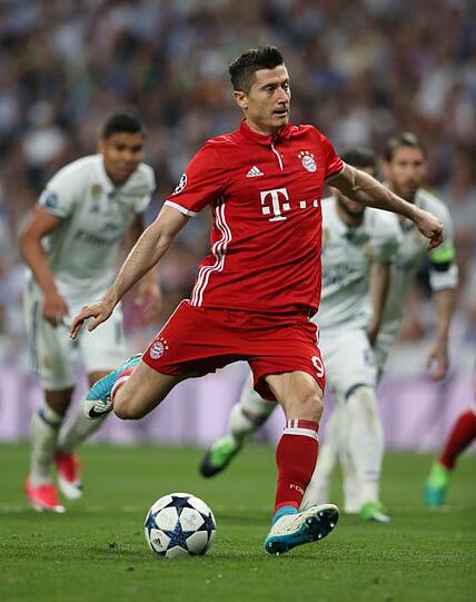 Robert Lewandowski: Der Torjäger wieder an Bord, samt Schmerzen nach Schulterprellung. Und so wichtig, dass einer vorne drin die Bälle halten und Elfmeter schießen kann. Verwandelte zum 1:0. Behielt die Nerven. Note 2