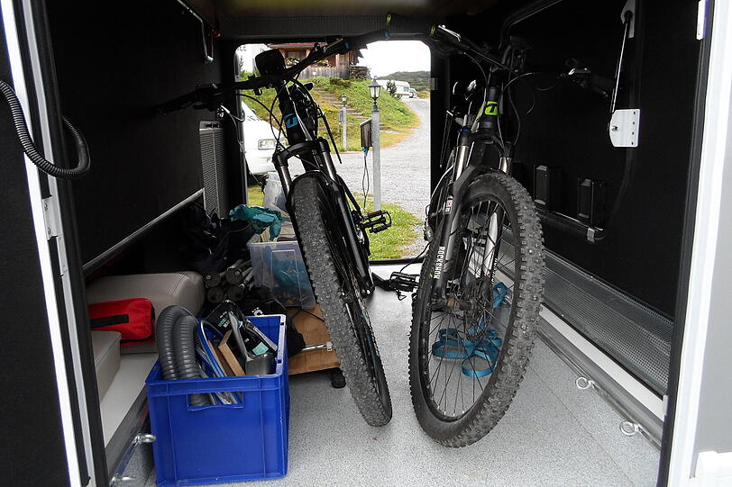In den Kofferraum passen locker E-Bikes und jede Menge Reise-Utensilien.