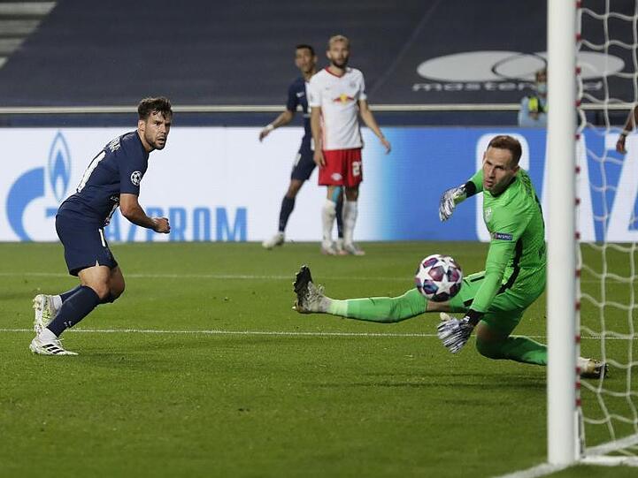 Juan Bernat von PSG erzielt den dritten Treffer seiner Mannschaft.