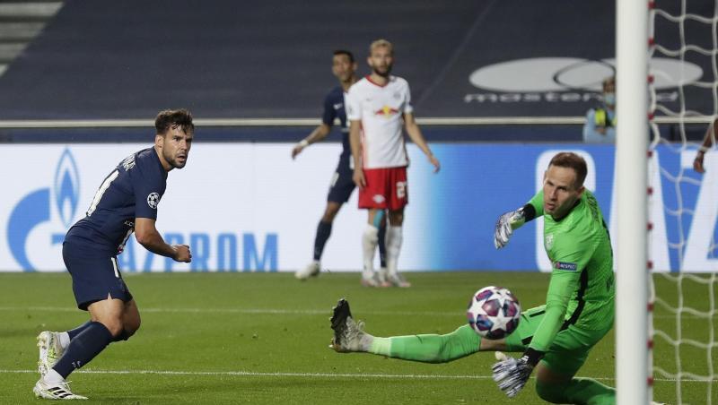 Juan Bernat von PSG erzielt den dritten Treffer seiner Mannschaft. Juan Bernat von PSG erzielt den dritten Treffer seiner Mannschaft.