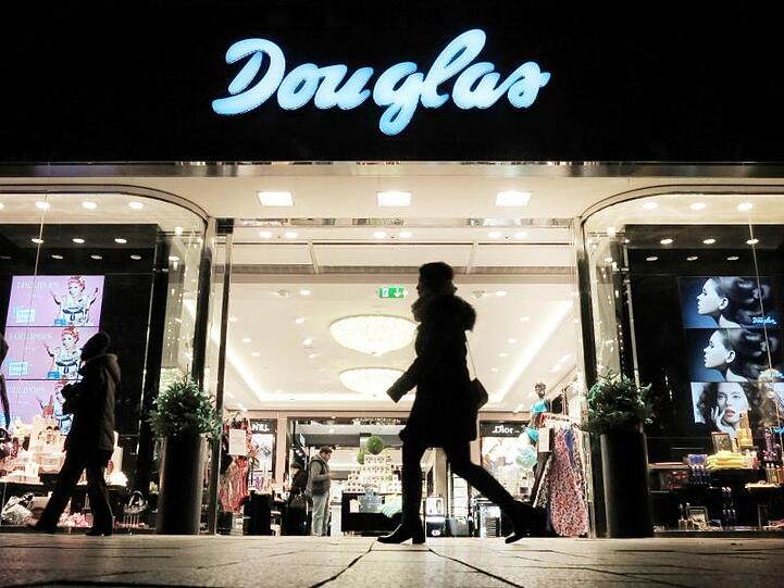 Der deutsche Parfümeriemarkt ist derzeit im Umbruch, neue Konkurrenten machen dem Marktführer Douglas die Kunden streitig.