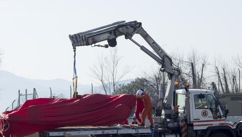 Rückschlag für Ferrari: Der Wagen von Sebastian Vettel musste nach Motorproblemen an den Haken genommen werden. Rückschlag für Ferrari: Der Wagen von Sebastian Vettel musste nach Motorproblemen an den Haken genommen werden.