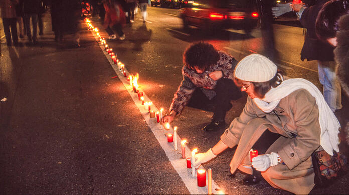 Für Sonntag, 11. Februar ruft ein Münchner Bündnis zur "Lichterkette 2.0" auf – eine bewusster Rückgriff auf die Lichterkette von 1992.