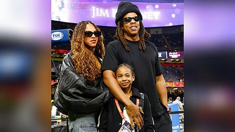 Blue Ivy gemeinsam mit ihrem Papa Jay-Z und ihrer jüngeren Schwester Rumi beim Super Bowl 2025.