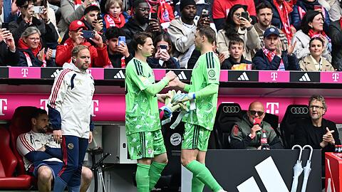 Gegen K&ouml;ln musste Manuel Neuer (r) angeschlagen raus. Jonas Urbig ging f&uuml;r ihn ins Tor. Wie steht es um die Wade?