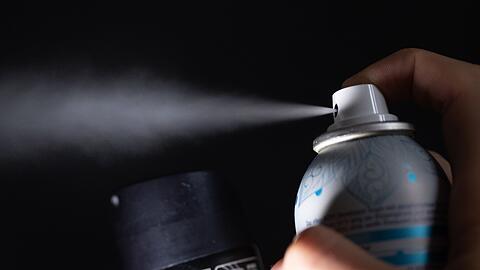 F&uuml;r viele das Sch&ouml;nste, f&uuml;r andere ganz schrecklich, weil penetrant: Spr&uuml;hnebel aus einer Deo-Dose. (Symbolbild)