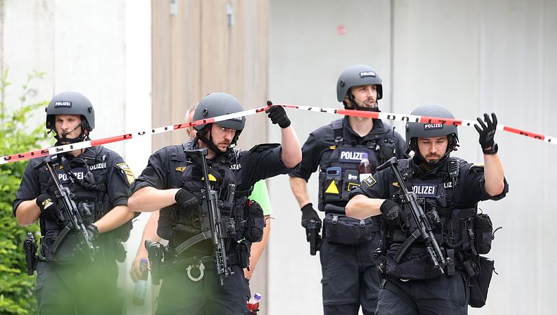 Polizisten auf dem Schulgelände. Polizisten auf dem Schulgelände.