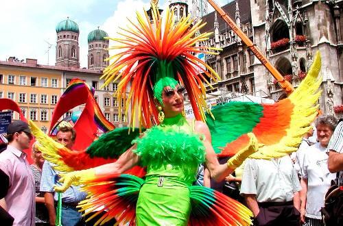 Farbtupferl auf dem Marienplatz: Die Drag-Queens sind nicht gerade repräsentativ für die schwule Realität, gehören aber zu jedem CSD.