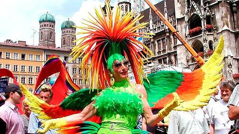 Farbtupferl auf dem Marienplatz: Die Drag-Queens sind nicht gerade repräsentativ für die schwule Realität, gehören aber zu jedem CSD.
