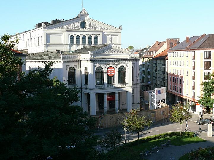 Ein riesiger Button prangt noch an der Fassade des Gärtnerplatztheaters &ndash; als könnten die Münchner vergessen, dass hier mal die Musik gespielt hat.