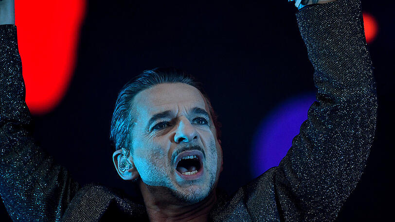 Depeche Mode um Sänger Dave Gahan und Gitarrist Martin Gore begeisterten mit Klassikern und Songs des neuen Albums die Massen im Münchner Olympiastadion.