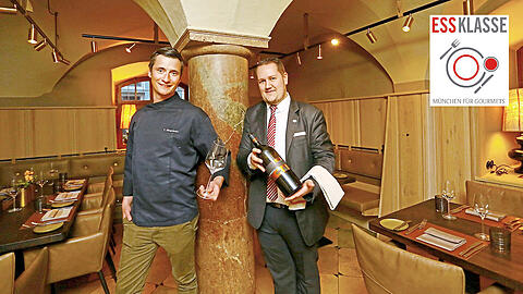 Die Gastgeber der Ess-Klasse im April, Sous-Chef Tino Nawrocki (links) und Restaurantleiter Patrick Reisenauer, in der frisch renovierten Pfistermühle. Das Gewölbe stammt noch aus dem 16. Jahrhundert, die Inneneinrichtung ist sorgsam auf das historische Gebäude abgestimmt.