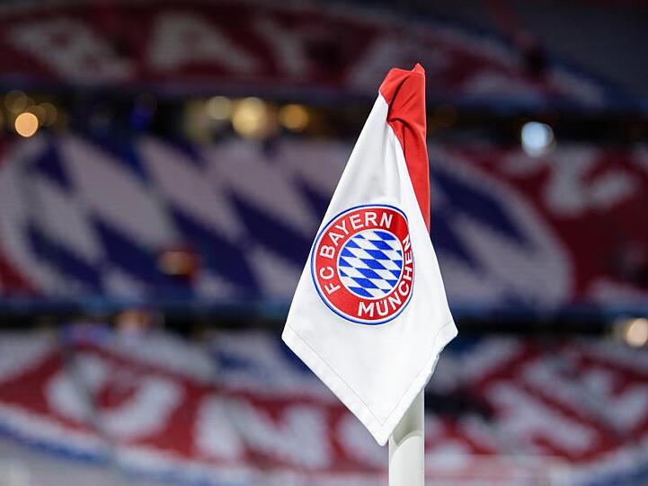 Das Logo des FC Bayern München auf einer Eckfahne in der Allianz Arena. Foto: Matthias Balk/Archiv