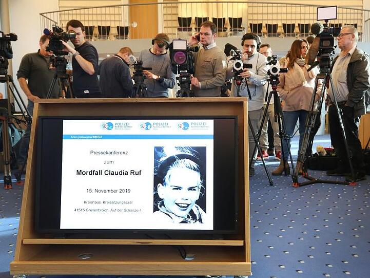 Polizei und Staatsanwaltschaft informieren über neue Ermittlungen im Mordfall Claudia Ruf.