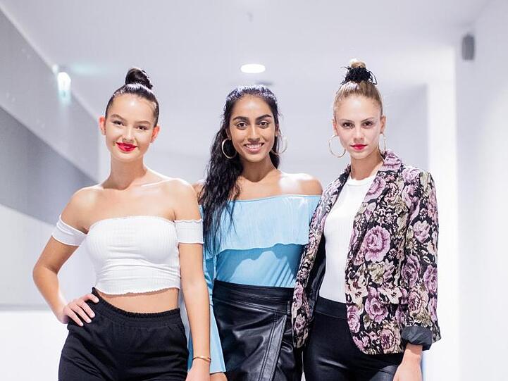 Cäcilia (l-r), Sayana und Simone stehen im Finale von "Germany's next Topmodel".