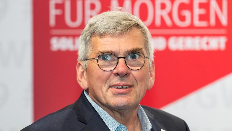 IG-Metall-Chef Jörg Hofmann: "Wenn wir uns nicht einmischen, werden die Entscheidungen gegen uns getroffen.". IG-Metall-Chef Jörg Hofmann: "Wenn wir uns nicht einmischen, werden die Entscheidungen gegen uns getroffen.".