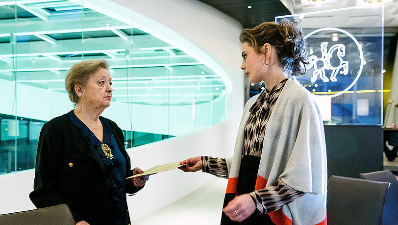 "Großmutter" und "Enkelin", Mathilde Chevalier (Sybille Brunner, li.) und Claire Chevalier (Elisa Plüss) - wer schnappt sich das Schoki-Imperium? "Großmutter" und "Enkelin", Mathilde Chevalier (Sybille Brunner, li.) und Claire Chevalier (Elisa Plüss) - wer schnappt sich das Schoki-Imperium?