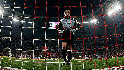 Einsame Spitze? Eher einsamer Frust: Bayern-Kapitän Oliver Kahn Einsame Spitze? Eher einsamer Frust: Bayern-Kapitän Oliver Kahn