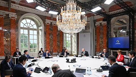 Deutschland hat in der Runde der G7 zurzeit den Vorsitz. Der Gruppe gehören darüber hinaus die USA, Kanada, Frankreich, Großbritannien, Italien und Japan an. Die Ukraine nimmt ebenfalls teil.