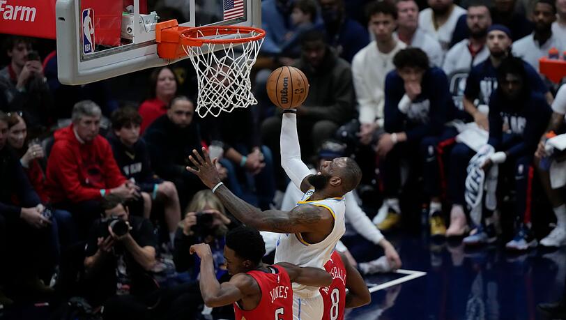 Lakers-Forward LeBron James (6) setzt sich gegen New Orleans Herbert Jones (5) und Naji Marshall (8) durch und zieht zum Korb.