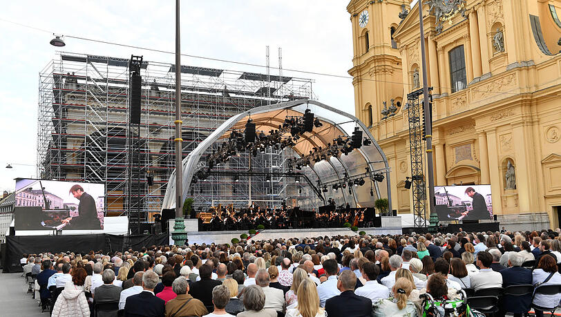 Klassik am Odeonsplatz vor Sonnenuntergang. Klassik am Odeonsplatz vor Sonnenuntergang.