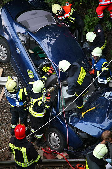 Furchtbarer Unfall im Landkreis Altötting: Ein PKW fliegt von einer Brücke herunter und knallt auf das Gleisbett. Drei junge Menschen kommen schwer verletzt in die Klinik.