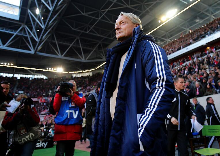 Lorenz-Günther Köstner (Trainer VfL Wolfsburg) nach dem 4:1-Sieg in Düsseldorf: "Die Mannschaft hat von Anfang an gezeigt, zu was sie sicherlich fähig ist. Sie ist in die Pflicht genommen worden, weil der Trainer weg ist. Die Mannschaft war in der Verantwortung. Auch ich war in der Verantwortung, weil ich es
übernommen habe. Ich glaube, dass wir uns gegenseitig so geholfen haben. Wir haben zum richtigen Zeitpunkt die Tore gemacht. Das
befreit. Die Mannschaft hat nie aufgehört zu fighten. Ganz am Schluss sind spielerische Momente dazugekommen."