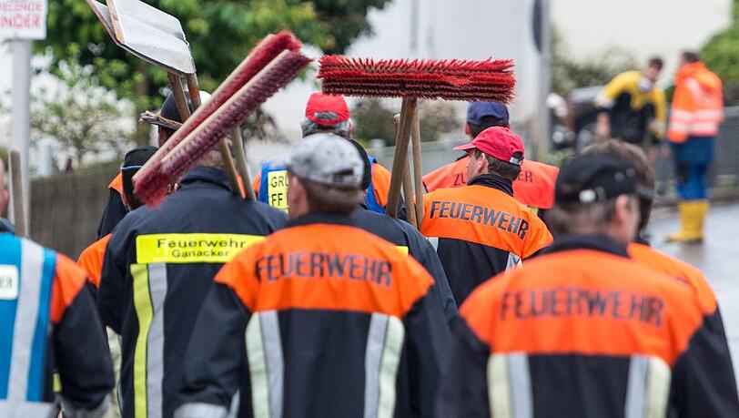 Die Aufräumarbeiten nach dem Hochwasser werden noch mehrere Wochen andauern. Die Aufräumarbeiten nach dem Hochwasser werden noch mehrere Wochen andauern.