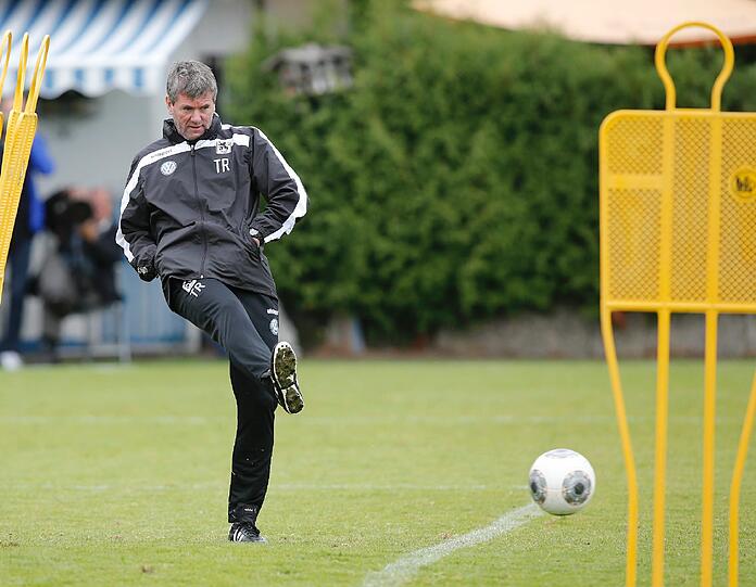 Training an der Grünwalder: Friedhelm Funkel bei der Einheit mit dem TSV 1860. Die Bilder