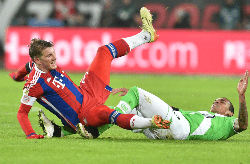 Hart attackiert im Bayern-Zentrum: Bastian Schweinsteiger (l.) im Zweikampf mit seinem ehemaligen Teamkollegen, dem Wolfsburger Luiz Gustavo.