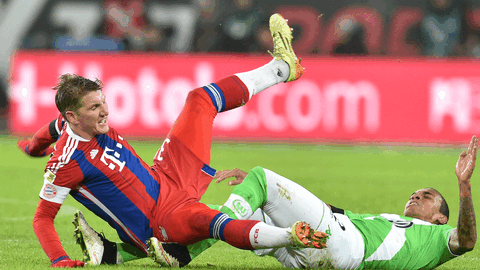 Hart attackiert im Bayern-Zentrum: Bastian Schweinsteiger (l.) im Zweikampf mit seinem ehemaligen Teamkollegen, dem Wolfsburger Luiz Gustavo.