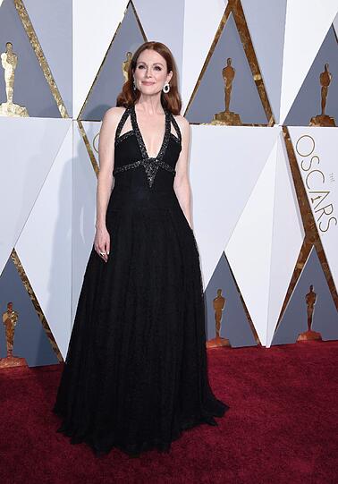 Mit ihrer schwarzen Chanel-Robe stahl Julianne Moore so mancher jungen Kollegin auf dem Teppich die Schau. Abgesehen von ihrem tiefblickenden Dekolleté waren der Schauspielerin die Blicke aller aber auch nach dem Teppich noch sicher: Die Oscar-Gewinnerin des Vorjahres durfte Leonardo DiCaprio die langersehnte Trophäe überreichen.