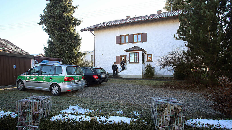Polizisten betreten das Haus in Dietmannsried. Dort hatte zuvor der mutmaßliche Reichsbürger um sich geschossen.