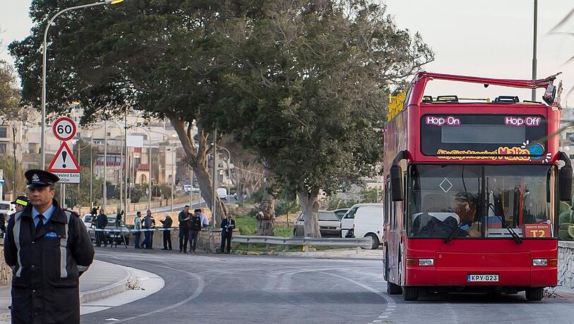 Polizisten stehen an der unfallstelle eines offnenen Doppeldeckerbuses. Der Touristenbus ist gegen tief hängenden Baumästen des auf der linken Seite stehenden Baumes gefahren. Bei dem Unfall des Cabrio-Doppeldeckerbus sind zwei Touristen ums Leben gekommen. Polizisten stehen an der unfallstelle eines offnenen Doppeldeckerbuses. Der Touristenbus ist gegen tief hängenden Baumästen des auf der linken Seite stehenden Baumes gefahren. Bei dem Unfall des Cabrio-Doppeldeckerbus sind zwei Touristen ums Leben gekommen.