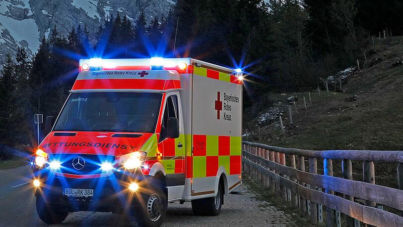 Die Rettungskräfte waren stundenlang mit dem 25-Jährigen beschäftigt. Die Rettungskräfte waren stundenlang mit dem 25-Jährigen beschäftigt.