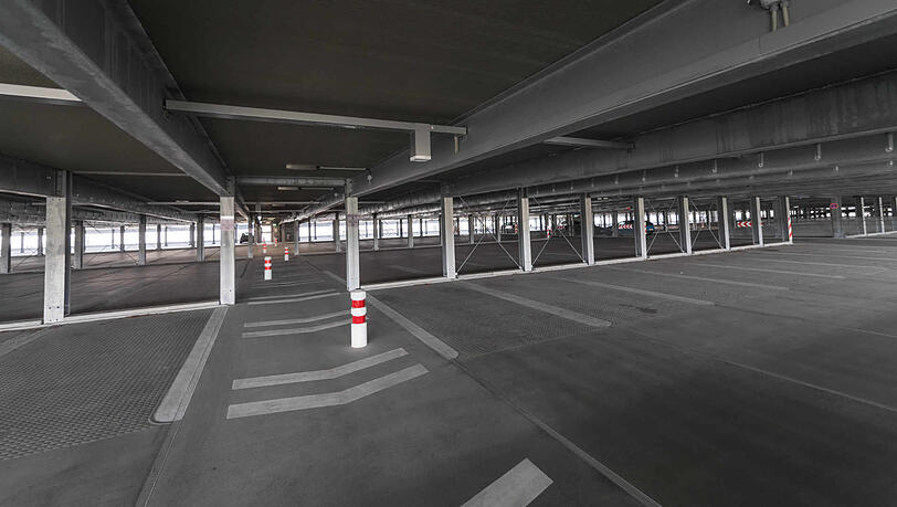 In einem Parkhaus am Flughafen hat die Frau ihr Auto geschrottet. (Archivbild)