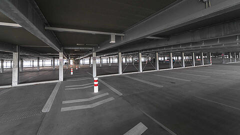 In einem Parkhaus am Flughafen hat die Frau ihr Auto geschrottet. (Archivbild)