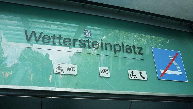 Einem Bub am Wettersteinplatz ist sein Smartphone fast zum Verhängnis geworden. Einem Bub am Wettersteinplatz ist sein Smartphone fast zum Verhängnis geworden.