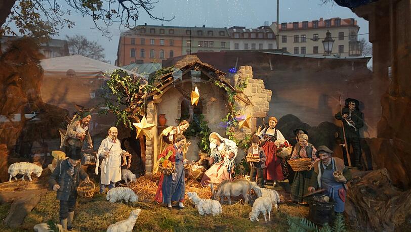 Gehört natürlich zu einem Christkindlmarkt dazu: Eine Krippe, die es jedes Jahr auch am Viktualienmarkt gibt.