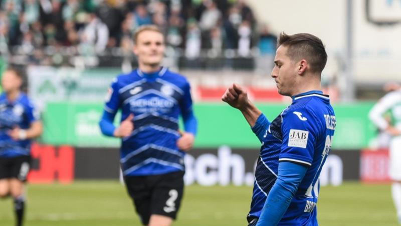 Tabellenführer Arminia Bielefeld marschiert nach dem Sieg in Fürth weiter Richtung Bundesliga. Tabellenführer Arminia Bielefeld marschiert nach dem Sieg in Fürth weiter Richtung Bundesliga.