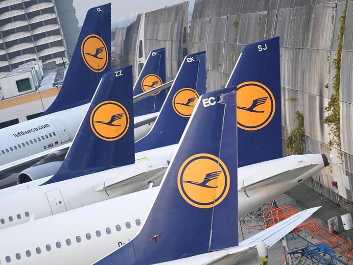 Die Lufthansa bekommt den starken Preiskampf im europäischen Luftverkehr zu spüren und rechnet auch wegen fallender Ticketpreise für dieses Jahr nur noch mit einem operativen Gewinn von 2,0 bis 2,4 Milliarden Euro.