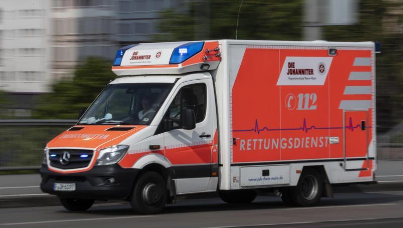 Mit eingeschaltetem Blaulicht fährt ein Rettungswagen eine Straße entlang. (Symbolbild)