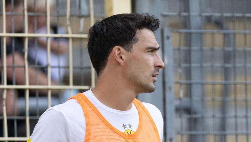 Steht gegen Besiktas in der BVB-Startelf: Dortmunds Abwehrspieler Mats Hummels macht sich warm.