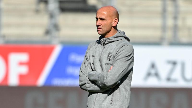 Andre Schubert steht vor einem Spiel im Stadion.