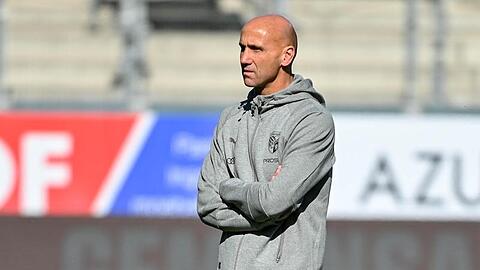 Andre Schubert steht vor einem Spiel im Stadion.