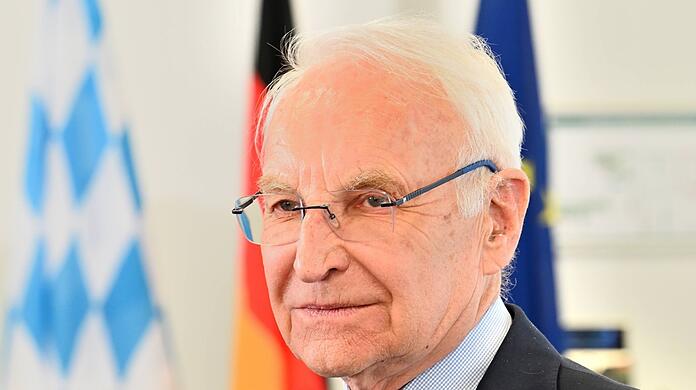 "Die Neuaufstellung der Mannschaft ist ihm auch in enger Abstimmung mit dem Trainer hervorragend gelungen", sagt Aufsichtsrat Edmund Stoiber über Sportvorstand Hasan Salihamidzic, der verlängern soll.