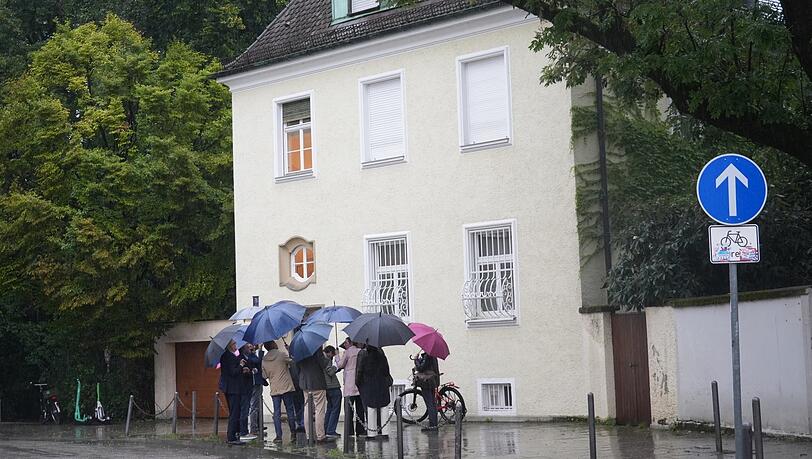 Augenscheintermin im Regen: Die Kammer des Verwaltungsgerichts in der Königinstraße.