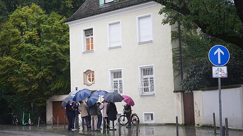 Augenscheintermin im Regen: Die Kammer des Verwaltungsgerichts in der Königinstraße.