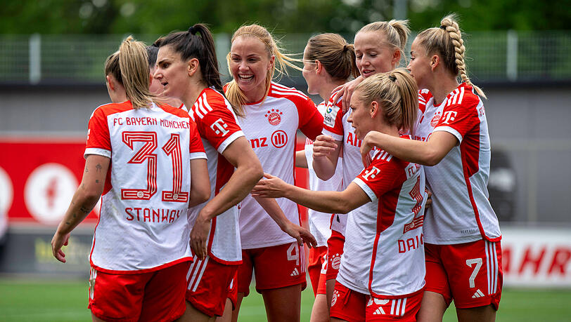 Die Bayern-Frauen bejubeln das 1:0 durch Georgia Stanway (vorn links) im Spiel gegen Bayer Leverkusen. Die Bayern-Frauen bejubeln das 1:0 durch Georgia Stanway (vorn links) im Spiel gegen Bayer Leverkusen.