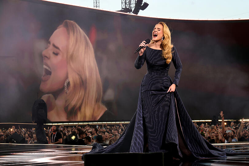 Adele bei ihrem ersten Konzert in dem eigens für sie erbauten Stadion auf dem Messegelände.